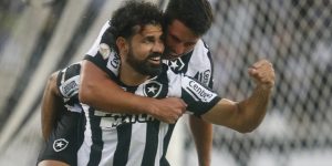 Diego Costa comemora um gol seu pelo Botafogo