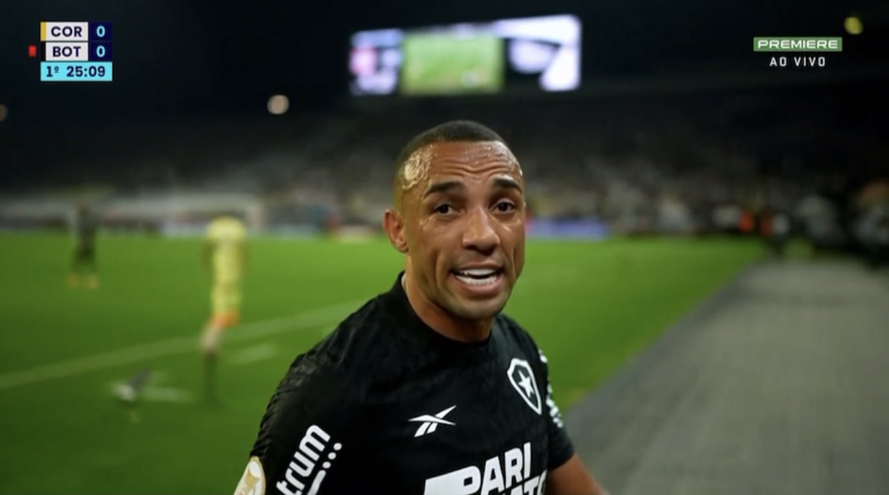 Marçal na saida do jogo quando acabou expulso diante do Corinthians