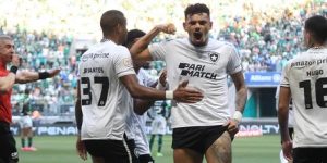 Tiquinho Soares comemora gol contra o Palmeiras