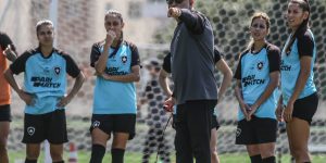 Glaucio orientando as jogadores do Botafogo