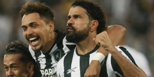 Diego Costa, Eduardo e Segovinha comemoram gol pelo Botafogo