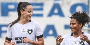 Jogadores do Botafogo comemorando um dos gols na goleada