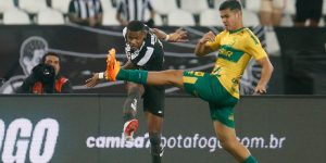 Junior Santos em ação pelo Botafogo