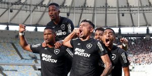 Tiquinho Soares, Tchê Tchê, Junior Santos, Eduardo e Victor Sá comemoram um gol