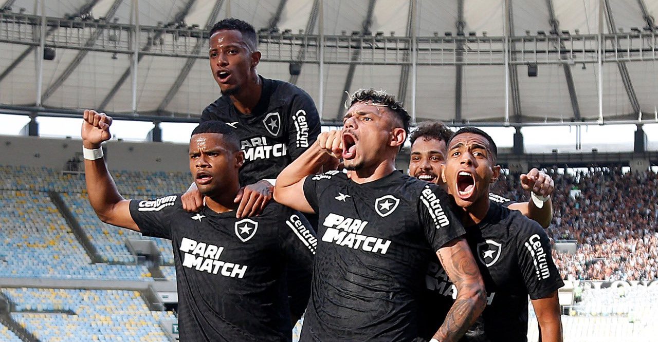 Tiquinho Soares, Tchê Tchê, Junior Santos, Eduardo e Victor Sá comemoram um gol