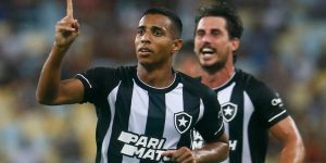 Victor Sá comemorando gol contra o Fluminense