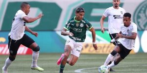Marlon Freitas e Tchê Tchê disputam a bola contra Richard Rios do Palmeiras