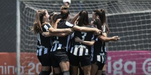 Jogadoras comemoram classificação do Botafogo
