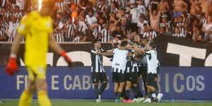 Time do Botafogo comemora vitória sobre o Internacional
