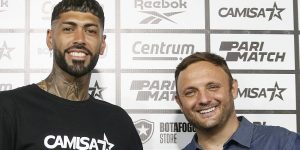 Alexander Barboza com o executivo de Futebol, André Mazzuco