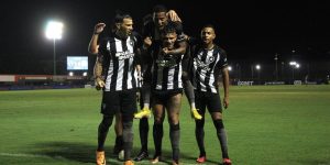 Tiquinho Soares, Tchê Tchê, Victor Sá e Cuesta comemoram vitória contra o Bangu em 2023