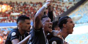 Jogadores comemoram gol contra o Flamengo